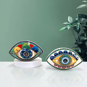 Detalle de adornos cerámicos de ojo turco nórdico con toques dorados para el hogar
