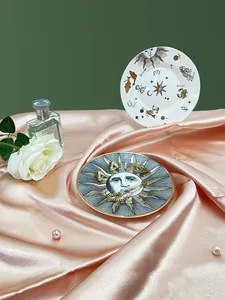 Détails des plateaux en céramique avec soleil céleste et signes du zodiaque astrologie