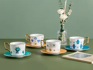 Dettaglio di tazzine da caffè in ceramica con motivi Occhio di Allah e Mano di Fatima