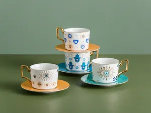 Dettaglio del set tazzine in ceramica con occhio di Allah, mano di Fatima e manici d'oro