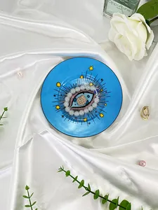Plateau à bijoux nordique en céramique bleue sur soie blanche avec bracelet perlé