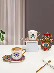 Dettaglio di tazzine da caffè in ceramica con malocchio e vassoi a mano di Fatima stile nordico
