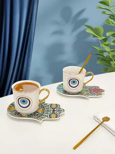 Dettaglio del set da caffè turco con tazze occhio blu e piattini a forma di mano di Fatima
