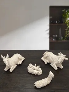 Dettaglio del set presepe in resina bianca con Gesù bambino e statuette animali