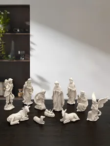 Dettaglio macro del presepe in resina avorio da 11 pezzi su una superficie di legno scuro