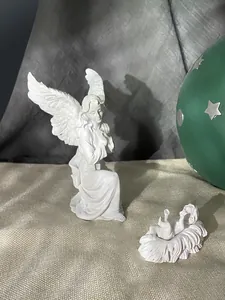 Dettaglio della statuetta di angelo in resina bianca e Gesù bambino per Pasqua