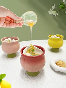 Vue détaillée du bol à dessert en céramique en forme de tulipe avec pétales pastel