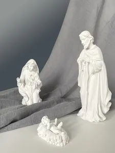 Dettaglio ravvicinato di un set della Natività in resina bianca con Maria, Giuseppe e Gesù