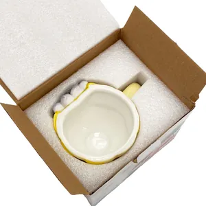 Detailansicht der gelben Keramiktasse, sicher verpackt in Schaumstoff und Kartonage