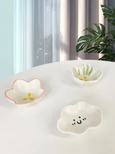 Set vassoio per gioielli in ceramica a forma di fiore e nuvola su scrivania luminosa