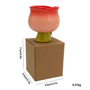 Détail du mug tulipe en céramique montrant la mesure de 11 cm et sa boîte cadeau