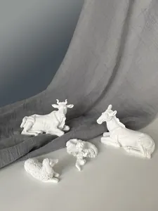 Presepe da 4 pezzi in resina bianca con bue, asinello, pecora e il bambino Gesù