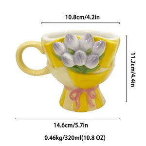 Detailansicht der Maße und 320ml Kapazität der gelben Tulpen-Keramiktasse mit rosa Schleife
