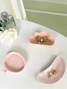 Set di tre vassoi per gioielli in ceramica rosa con forme a nuvola e luna per decorazione