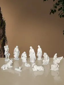 Dettaglio del set di 11 statuette del presepe in resina bianca con finitura opaca