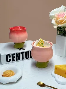 Vue détaillée de tasses tulipes en céramique rose avec base en feuille verte décorée