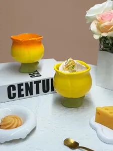 Détail de coupes à dessert en céramique en forme de tulipe avec socle tige verte