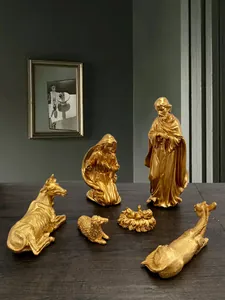 Dettaglio del set da 6 statuette del presepe dorate su superficie di legno decor