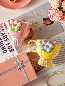 Detailaufnahme der 3D geprägten Tulpenkeramiktasse mit Schleifendekor und glänzendem Finish