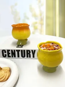 Détail de tasses en céramique tulipe avec pétales colorés et socles en forme de tiges
