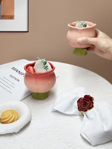 Vue détaillée d'une coupe à dessert tulipe en céramique avec glace à la fraise incluse
