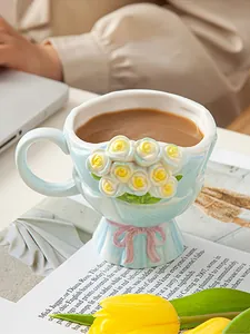 Detail einer kreativen Keramik-Tasse mit 3D-Rosenrelief und elegantem Schleifendesign
