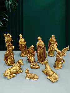 Dettaglio del set di 11 statuine del presepe dorate con finitura lucida e rifiniture
