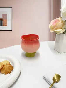 Gros plan d'une coupe à dessert en céramique en forme de pêche avec dégradé rose