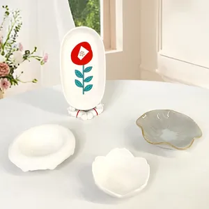 Set di vassoi per gioielli in ceramica con decori floreali e design minimalista casa