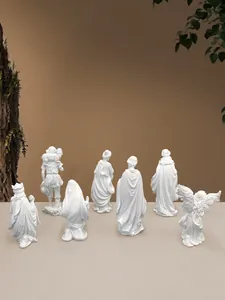 Dettaglio di 7 figure religiose in resina bianca con una statua di angelo intagliato