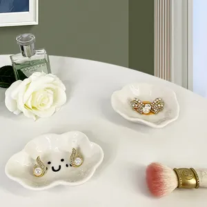 Set di vassoi porta gioielli creativi in ceramica bianca con forme a nuvola e petalo