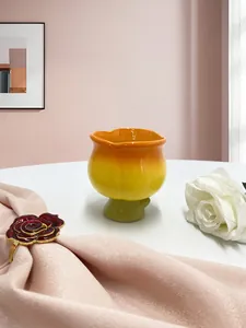 Détail d'une tasse tulipe en céramique dégradé orange avec socle en forme de fleur