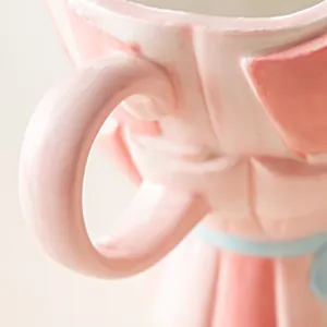 Detailansicht der pastellrosa Keramiktasse mit geprägter Textur und blauem Bodenstreifen