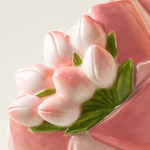 Makrodetail glänzender Keramik-Tulpenblüten mit rosa Glasur und glatter Textur