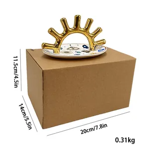 Detalle de bandeja de cerámica Evil Eye con soporte de metal dorado para anillos