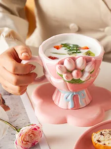 Detail einer rosa Tulpentasse aus Keramik mit Prägung und passender blumenförmiger Untertasse