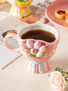 Detail einer 3D-Tulpen-Keramiktasse mit Griff und rosafarbenem Blumenrelief-Dekor