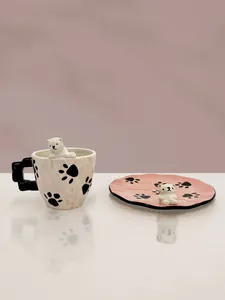 Dettaglio di tazza e piattino in ceramica marmo rosa con orso polare 3D e impronte