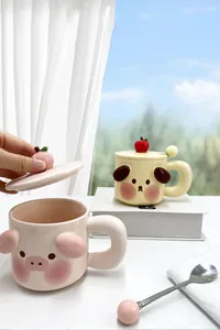 Dettaglio tazza in ceramica 3D con forma animale, coperchio e cucchiaio abbinati