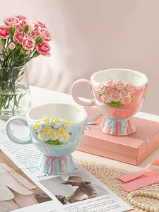 Details von kreativen Keramik-Tassen mit Blumenrelief und gestreiftem Sockeldesign