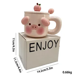 Vista dettagliata della tazza in ceramica a maialino rosa con coperchio e cucchiaino