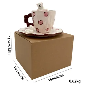 Dettaglio della tazza in ceramica orso polare con pois rosa e misure del prodotto