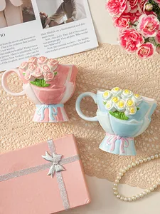 Detailansicht der 3D-Prägung von Rosen-Keramikbechern auf Spitze mit rosa Geschenkbox