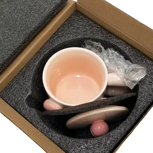 Tazza in ceramica rosa con coperchio a sfera all'interno della confezione protettiva