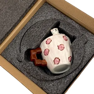 Vista dettagliata della tazza in ceramica orso polare 3D con manico a cioccolato nell'imballo