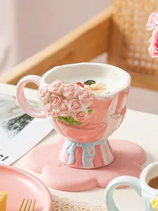 Detailaufnahme einer handgefertigten Keramiktasse mit Relief auf Untertasse