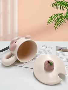 Dettaglio della tazza in ceramica a maialino 3D rosa con coperchio a pesca su rivista