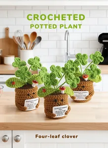 Detail van drie gehaakte klavertjes vier planten met lachende gezichten en kleine paddenstoelen