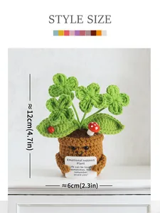 Detail van handgemaakte gehaakte klaverplant met motivatiekaart en schattig lieveheersbeestje