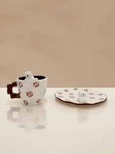 Dettaglio di tazzina da caffè in ceramica con orso polare 3D e motivi a pois
